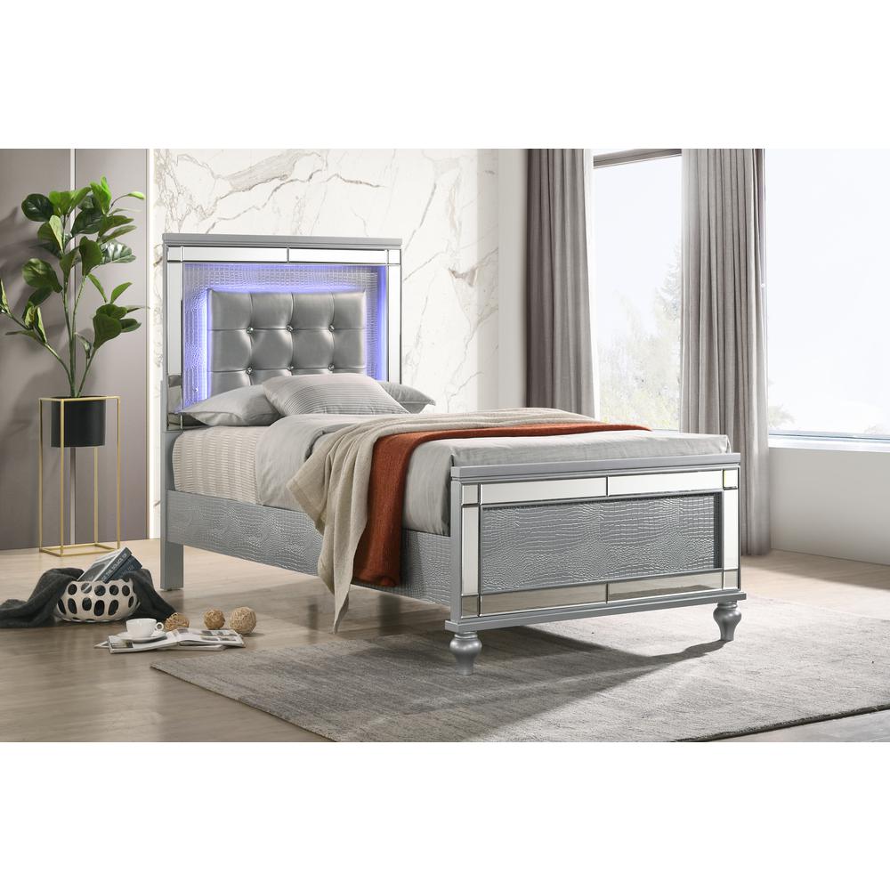 Furniture Contemporary Solid Wood 3/3 Twin Bed in Silver. Picture 7