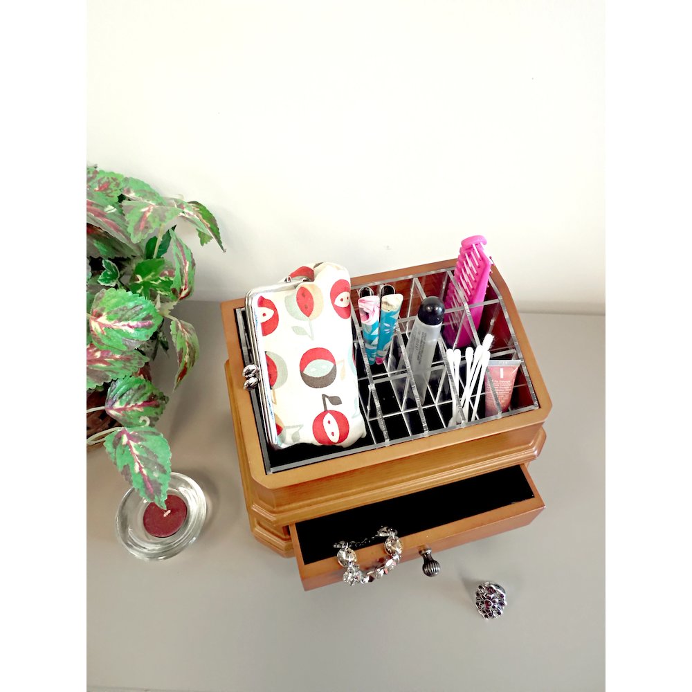 Cosmetic Organizer. Picture 5
