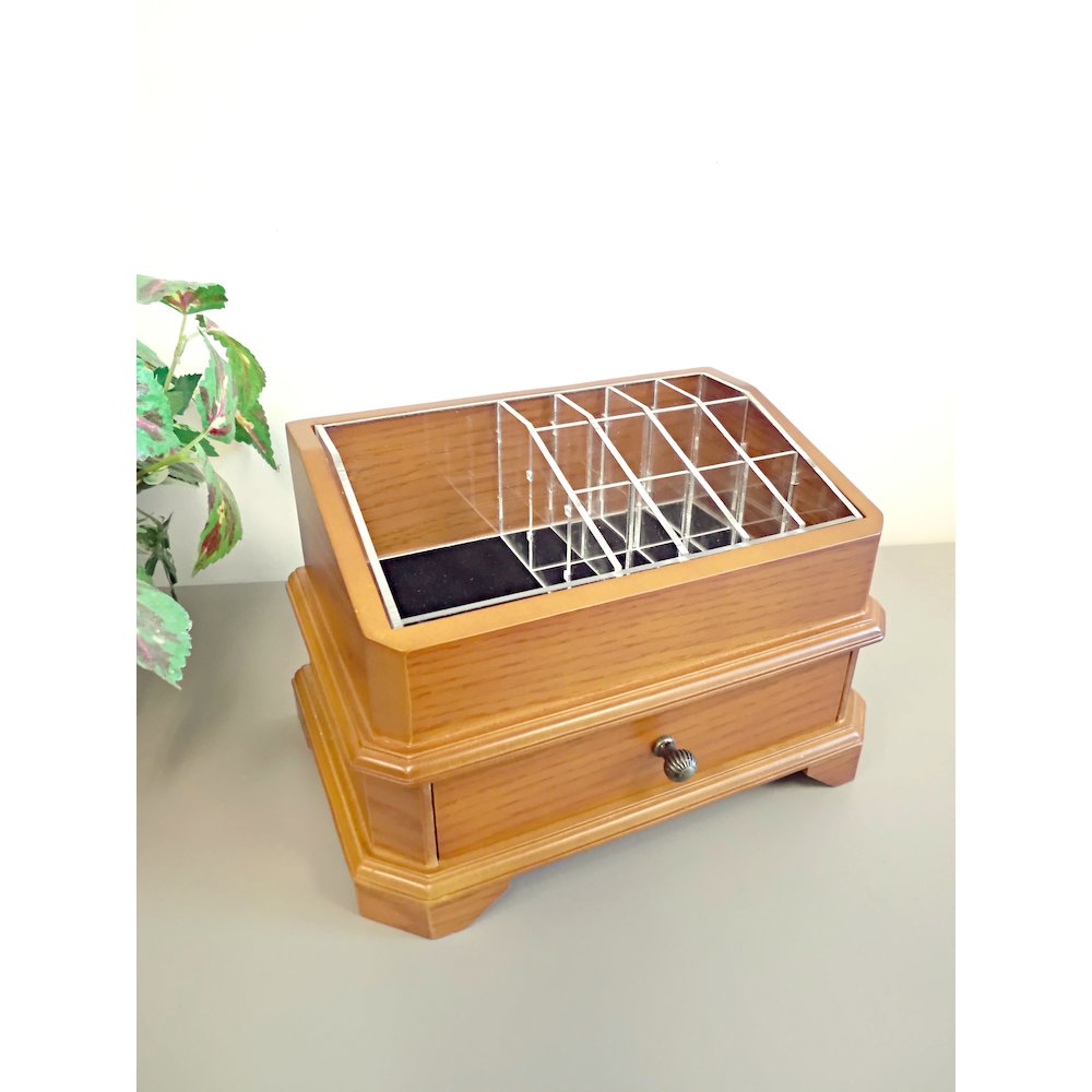Cosmetic Organizer. Picture 11