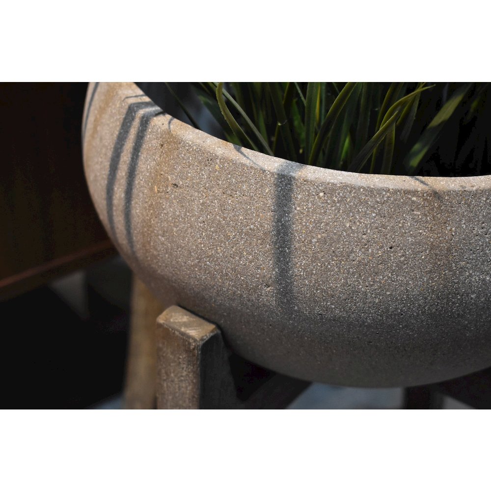 Patio Large Standing Urn - Brown Stone. Picture 3
