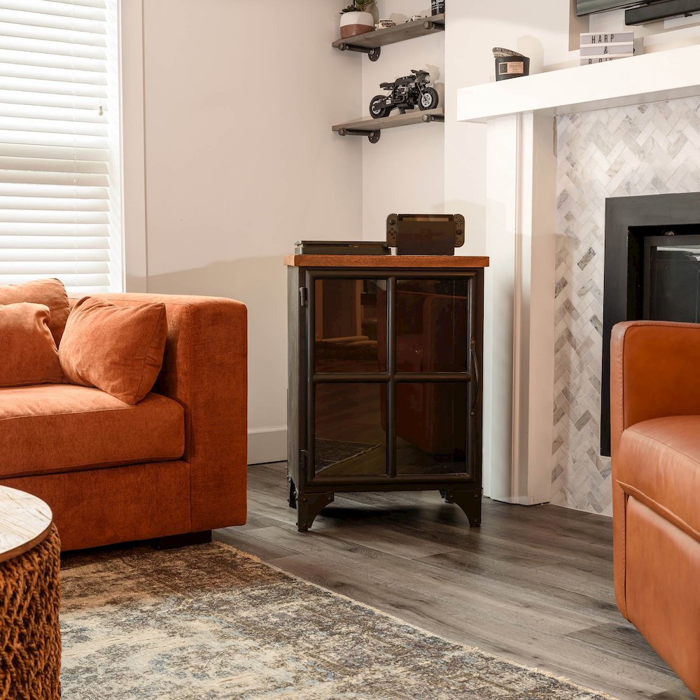 Tradition Side Table. Picture 9