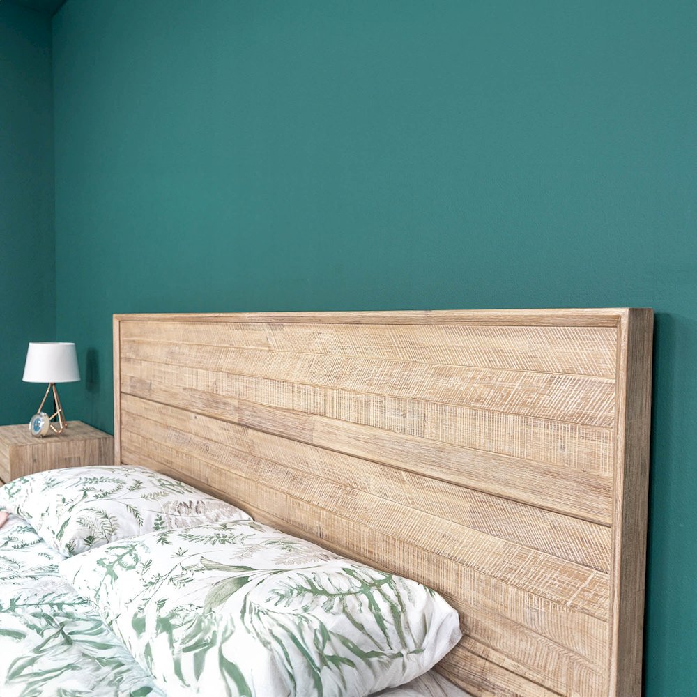 Gia King Bed - Light Driftwood. Picture 17