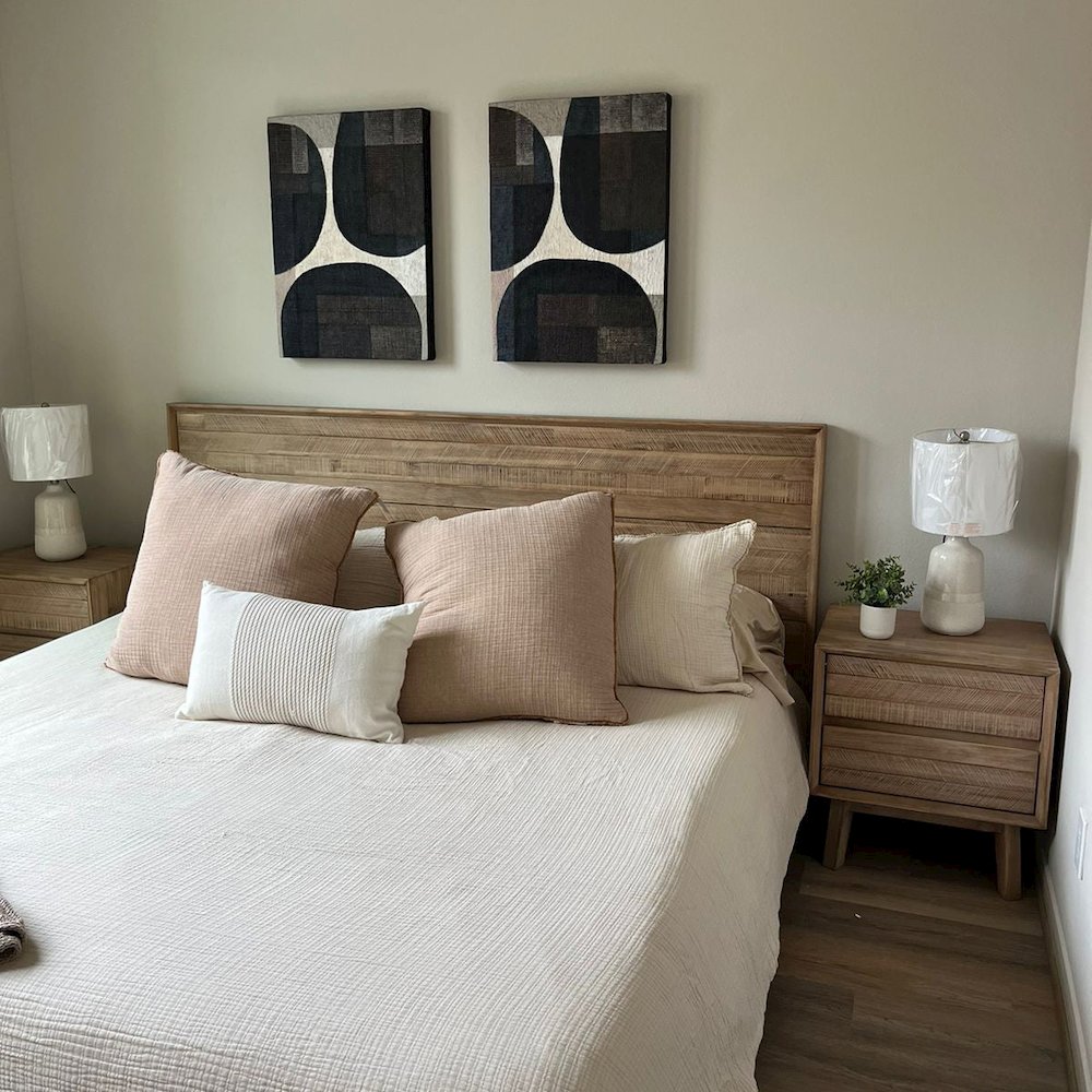 Gia Queen Bed - Light Driftwood. Picture 4