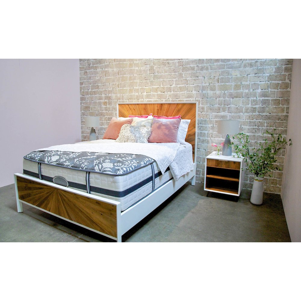 Casablanca King Bed. Picture 9