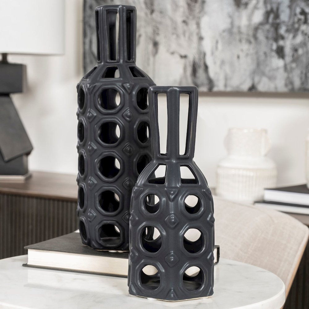 Brunel Large Black Drum-Shaped Ceramic Vase. Picture 8