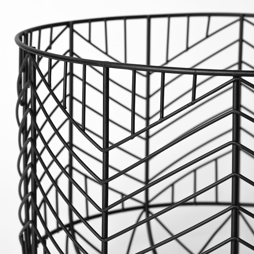 Idris Set of 2 Black Metal Geometric Mesh Bowls. Picture 4