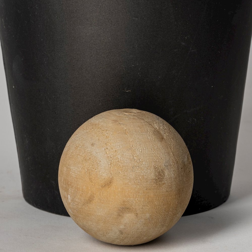 Asher Set of Two Black Metal Urns. Picture 6
