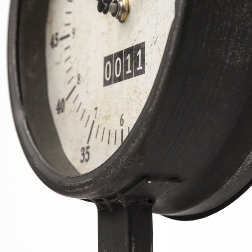 Attalack II Black Metal Round Face Table Clock. Picture 6