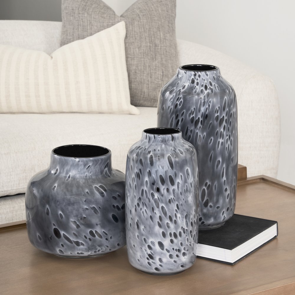 Masai Large Black Mottled Glass Vase. Picture 8