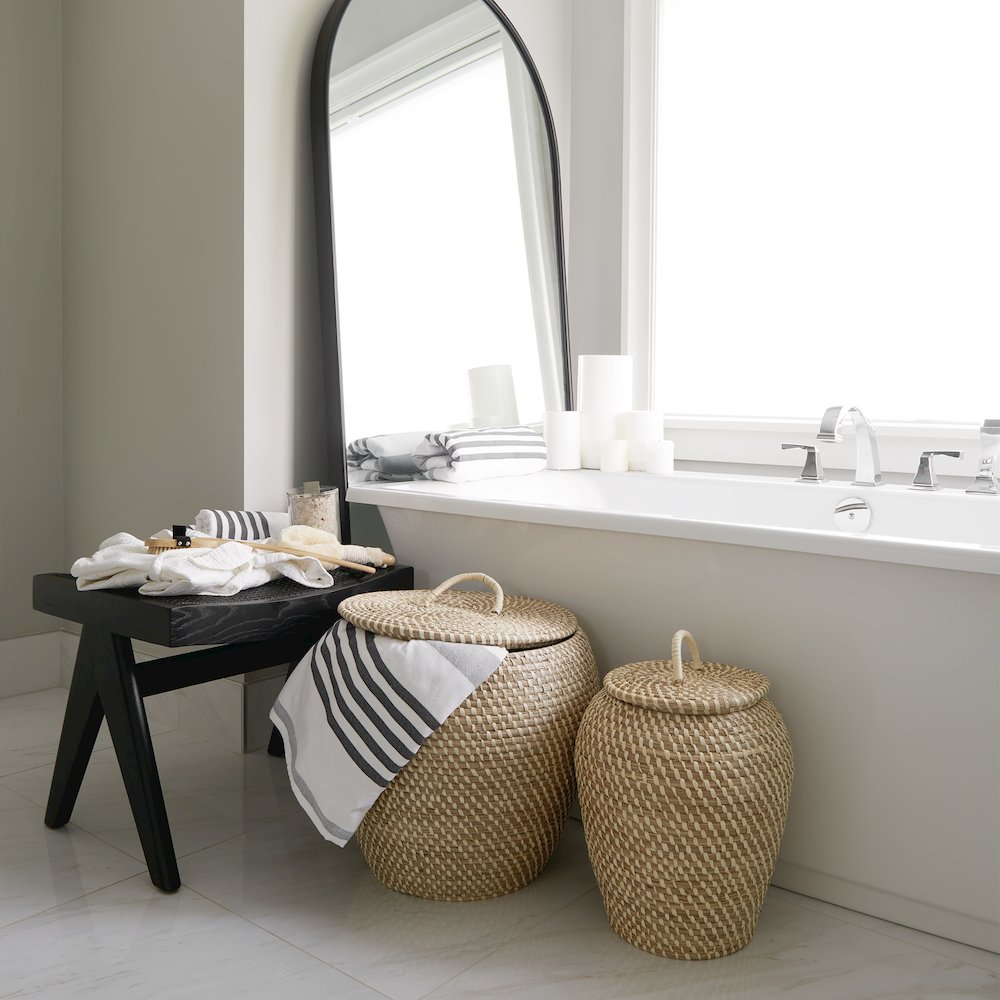 Set Of 2 Seagrass Floor Baskets Flat Handled Lid. Picture 3