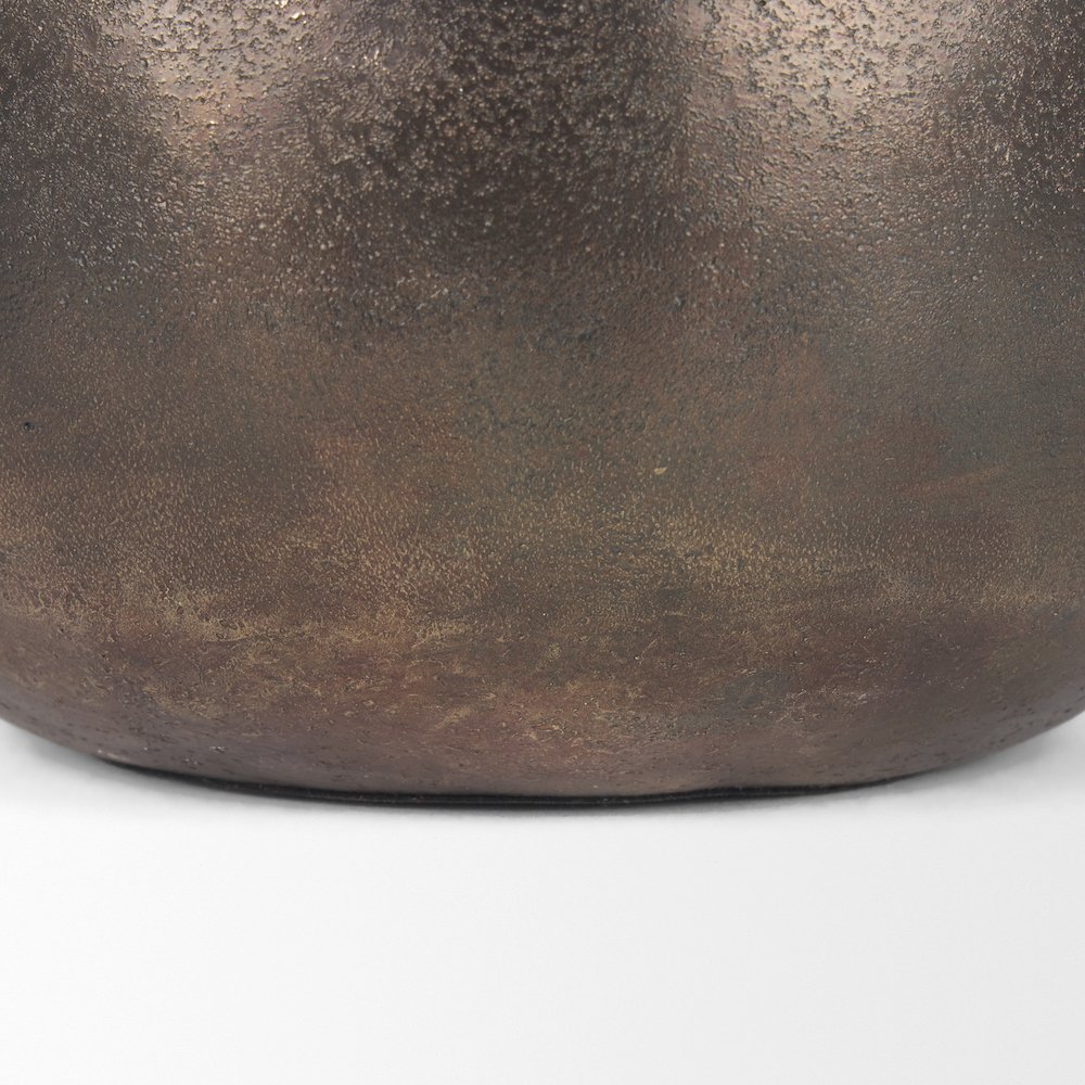 Quade Small Gold Metal Planter. Picture 2