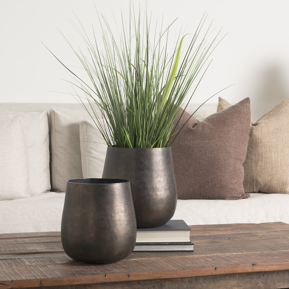 Quade Small Gold Metal Planter. Picture 3