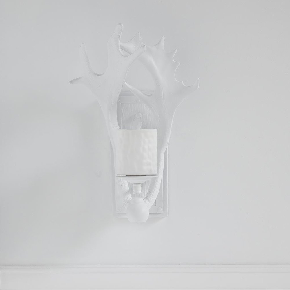Rockland 8x19.5 White Resin Antlers Wall Sconce. Picture 3