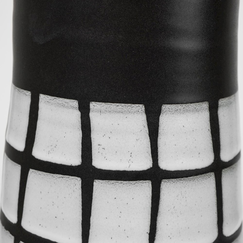 Luanda Large Black/White Large Ceramic Vase. Picture 2