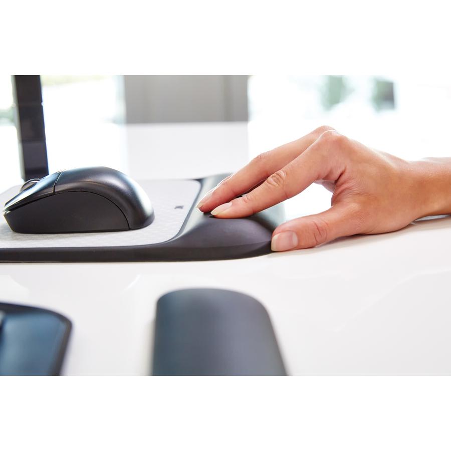 3M Precise Mouse Pad with Gel Wrist Rest - 0.70" x 8.50" x 9" Dimension - Black - Gel - 1 Pack. Picture 2