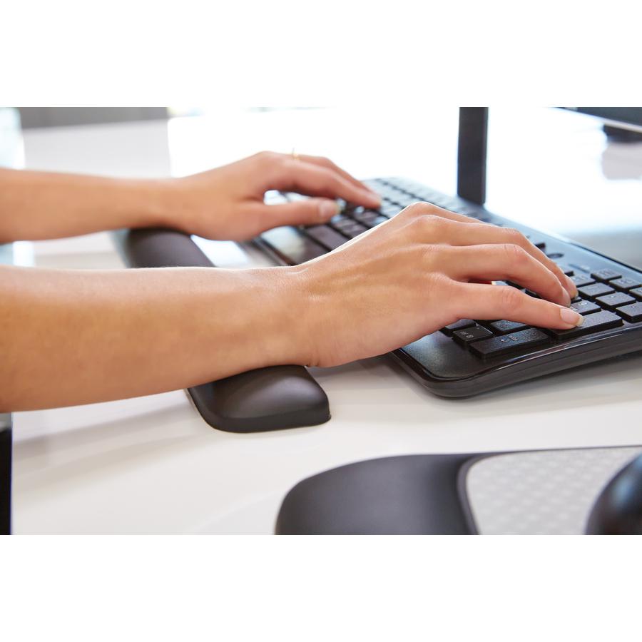 3M Gel Wrist Rest for Keyboard - 0.75" x 19" x 2" Dimension - Black - Gel - 1 Pack. Picture 2