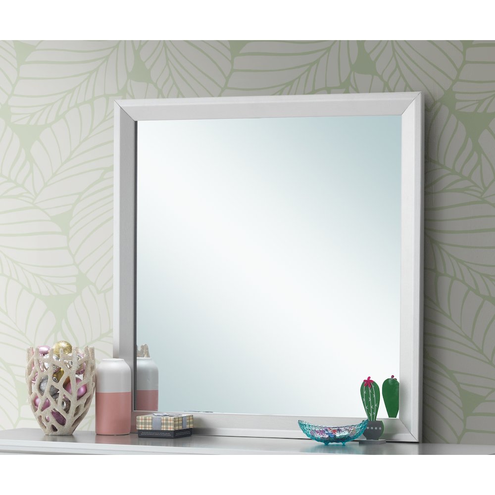 Glory Furniture Primo Mirror in Champagne Color. Picture 5