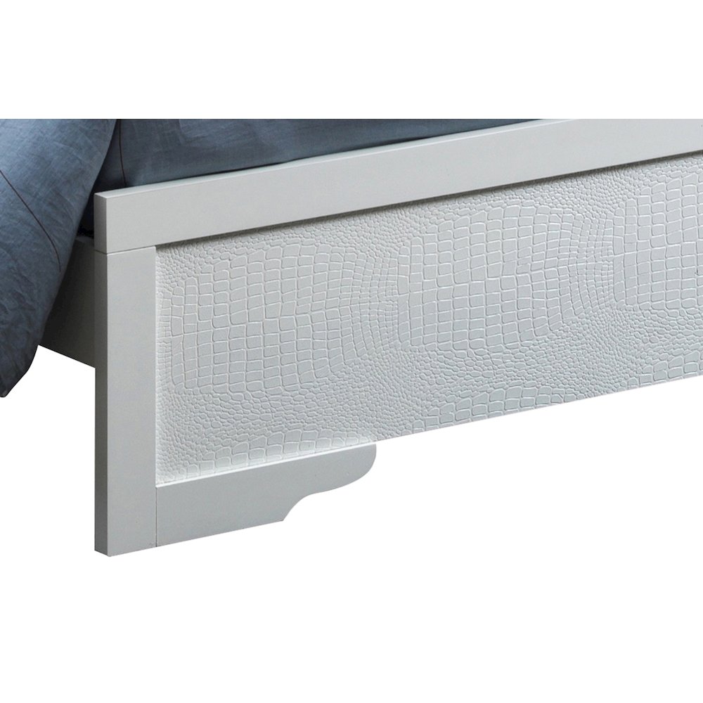 Glory Furniture Lorana Queen Bed in White Color. Picture 12