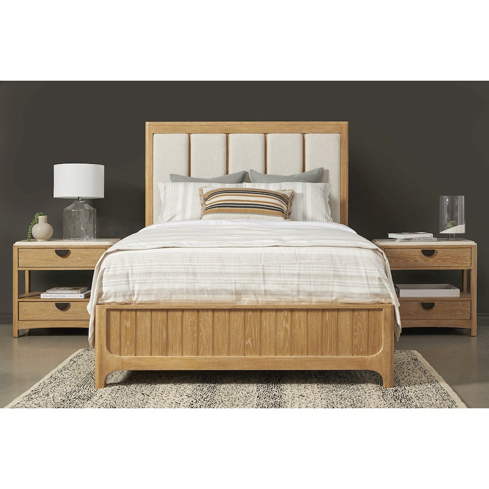 Bedroom King Panel Bed. Picture 6