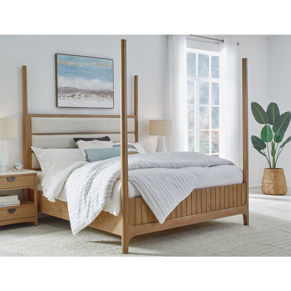 Bedroom Queen Poster Bed with 2 Nightstands. Picture 9