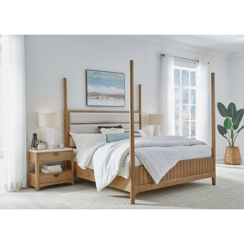 Bedroom Queen Poster Bed with 2 Nightstands. Picture 7