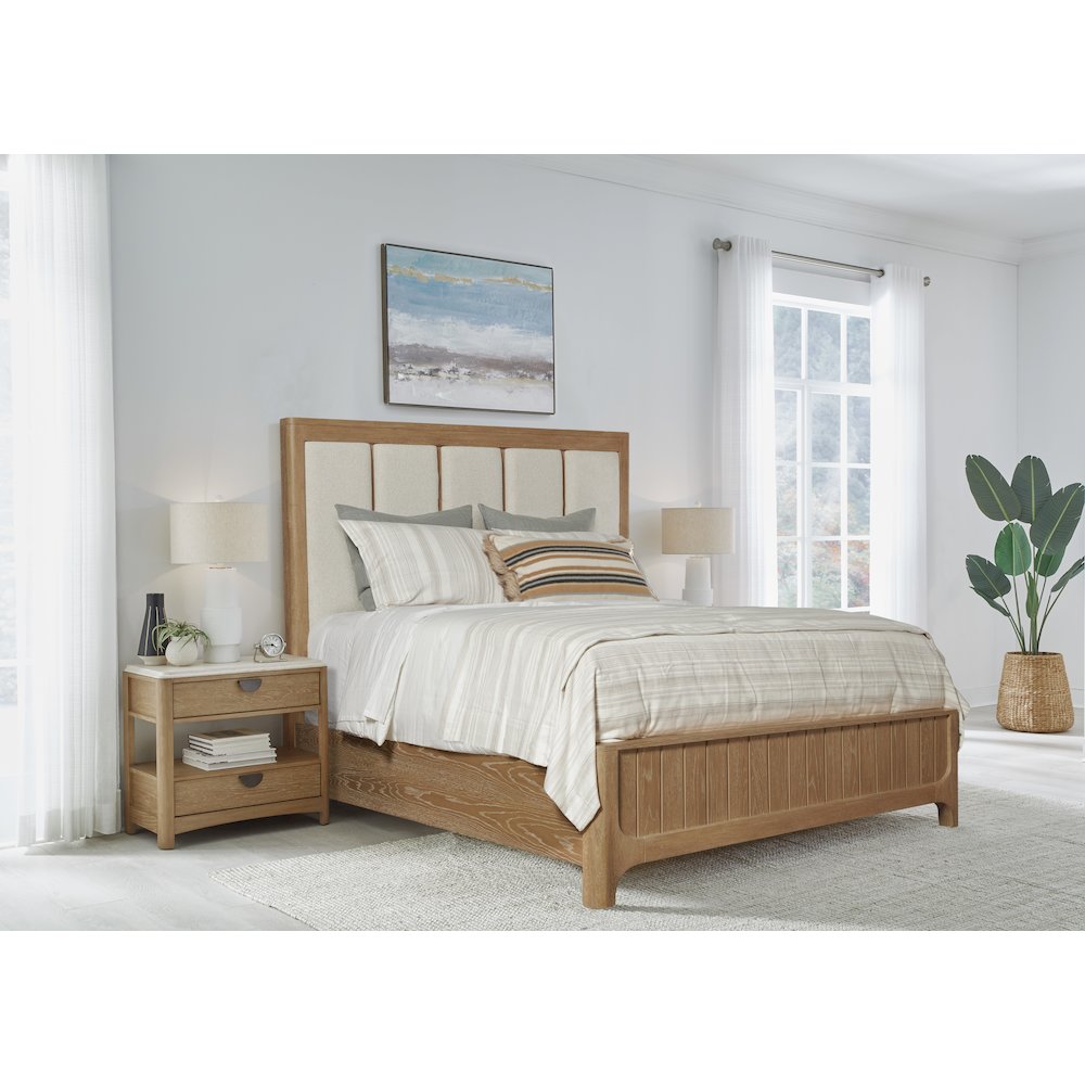 Bedroom Queen Panel Bed. Picture 7