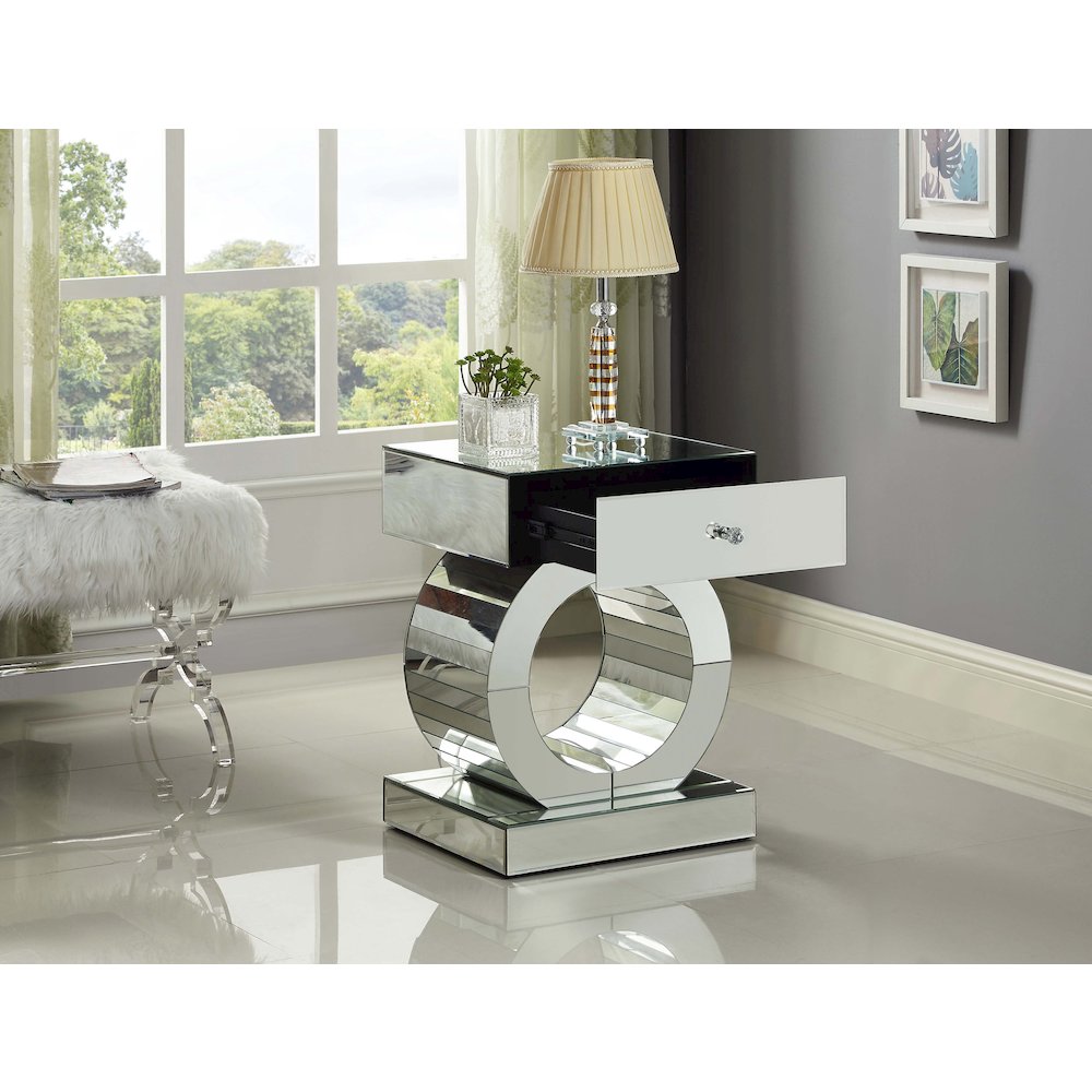 Jocelyn End Table. Picture 3