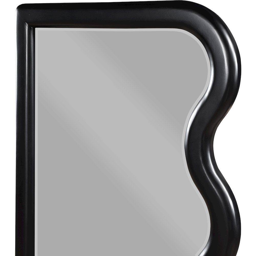 Winnie Black Mirror. Picture 3