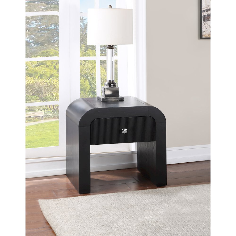 Artisto Black End Table. Picture 3
