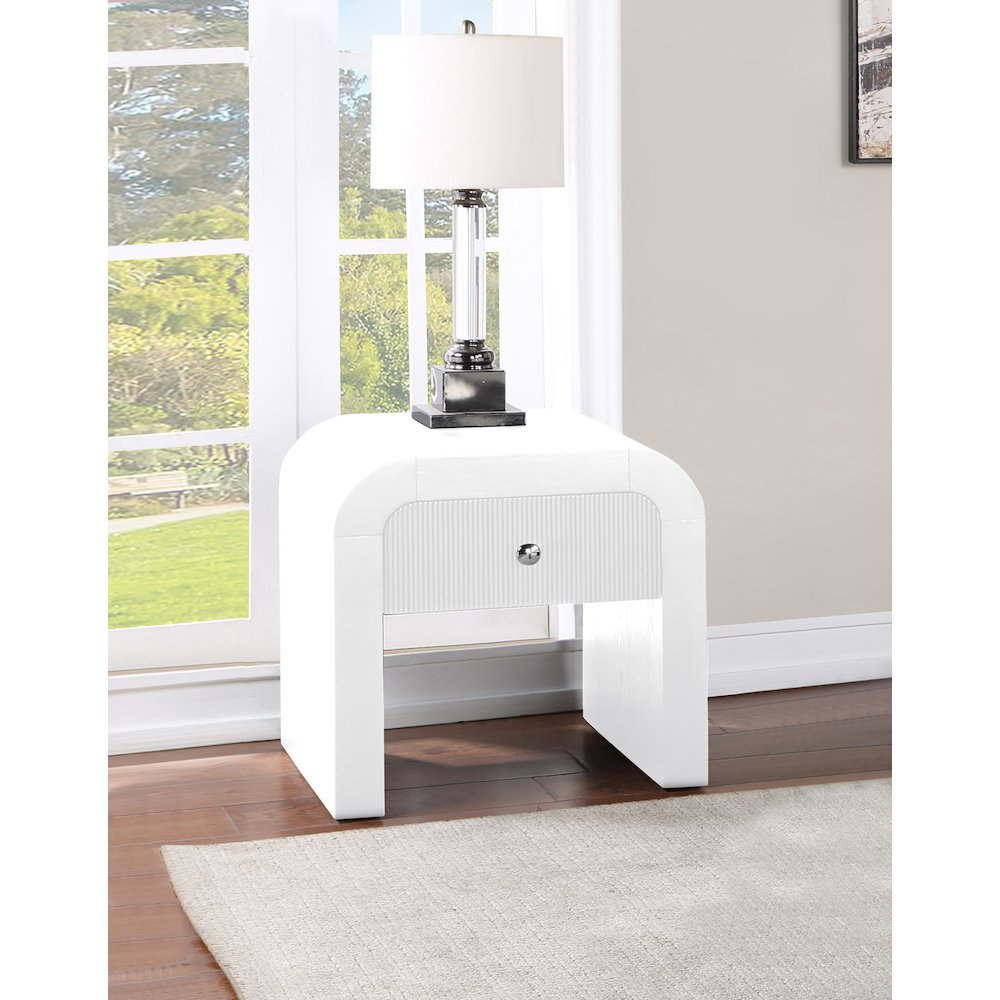 Artisto White End Table. Picture 3