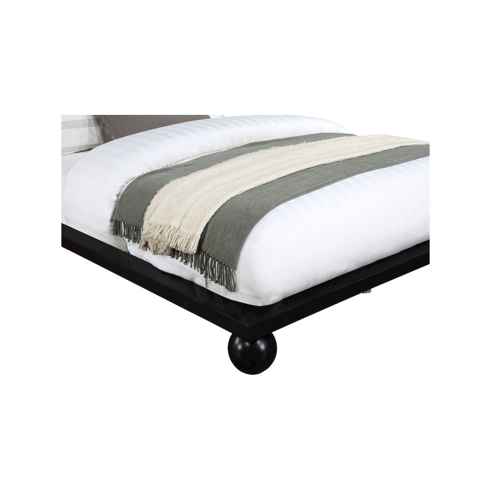 Kent Black King Bed. Picture 5