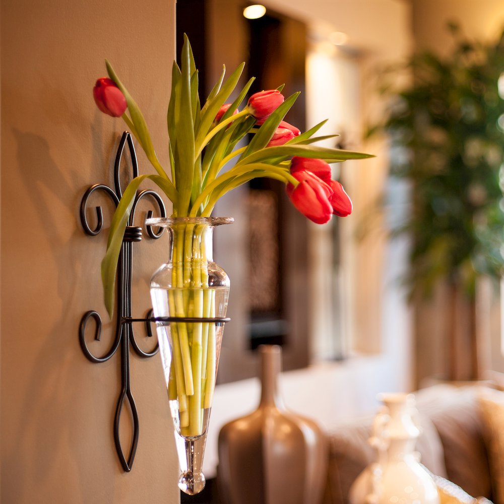 Amphora Vase on Fleur Lis Sconce Clear. Picture 5