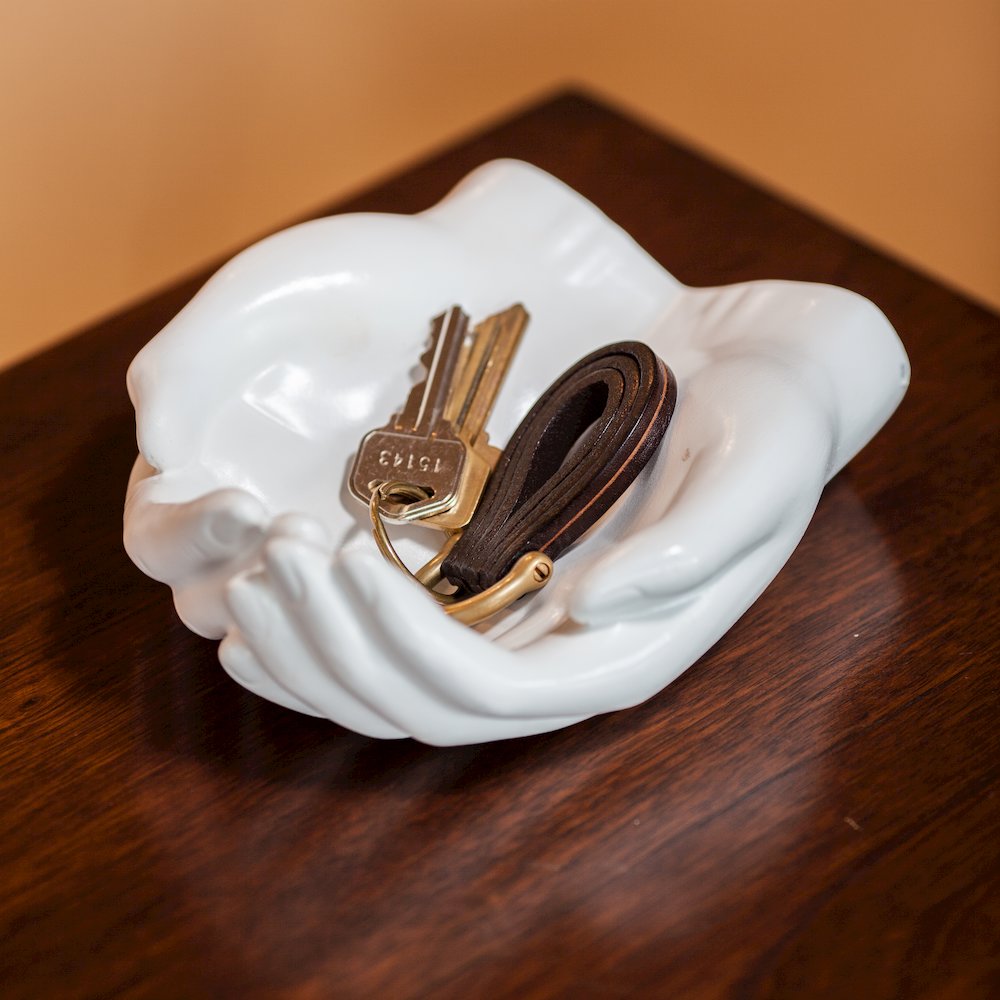 Handle with Care Hands Holder. Picture 4
