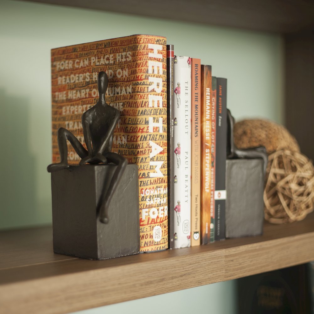 Bookend Set with Man and Woman Sitting on a Block. Picture 4