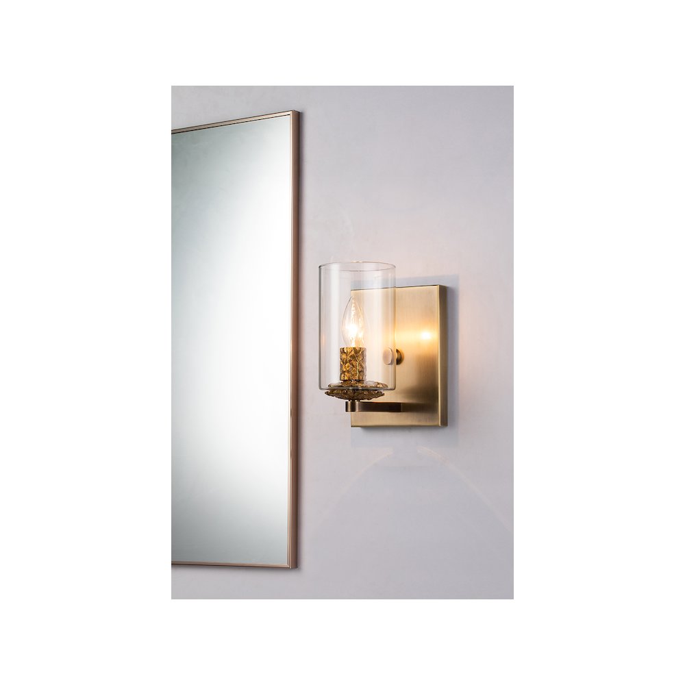 Bolivar 1-Light Wall Sconce in Antique Brass. Picture 4