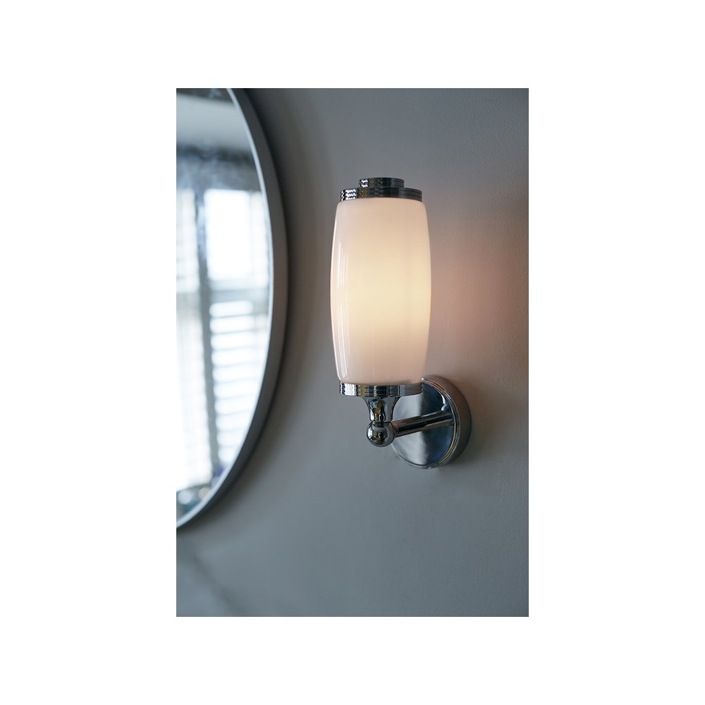 Eliot 1 Light Bath Light in Polished Chrome. Picture 2