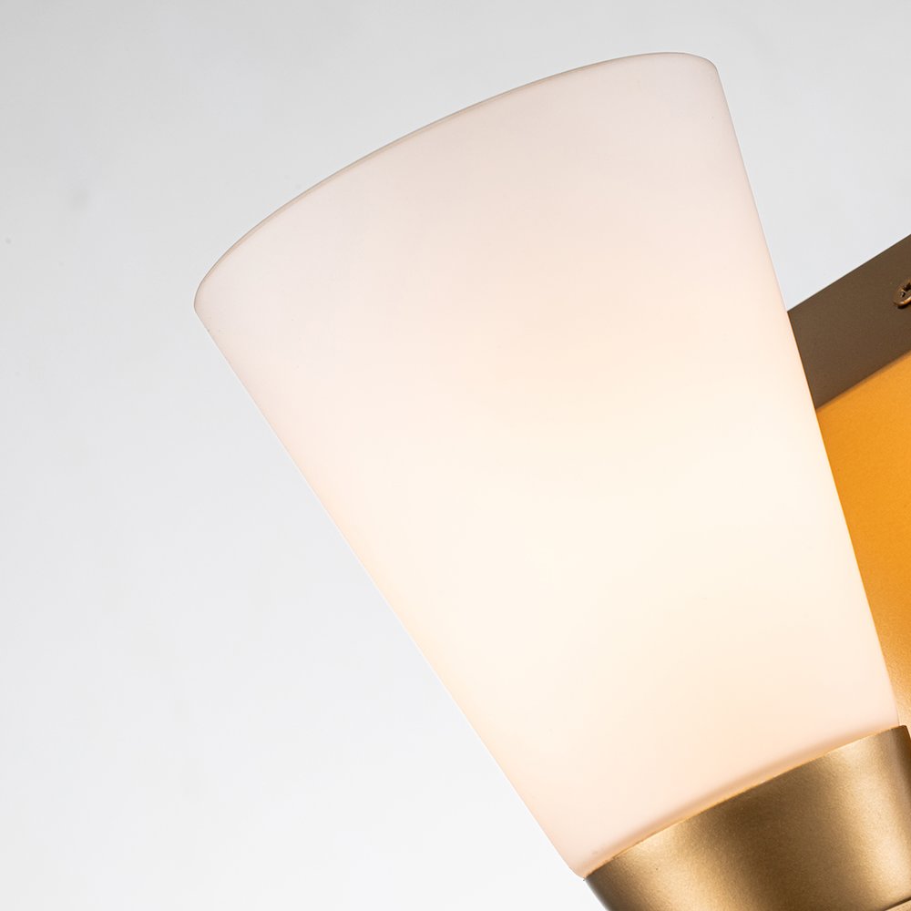 Lemuria 1 Light Bath Bar in Lacquered Gold. Picture 2