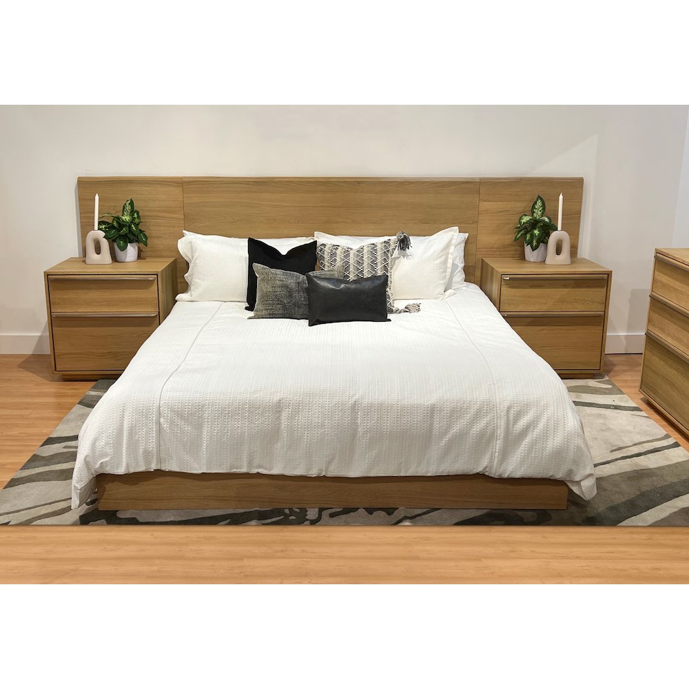 Sarasota California King Bed with Wings in Natural Oak. Picture 2