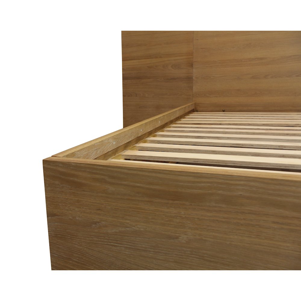 Sarasota California King Bed with Wings in Natural Oak. Picture 5