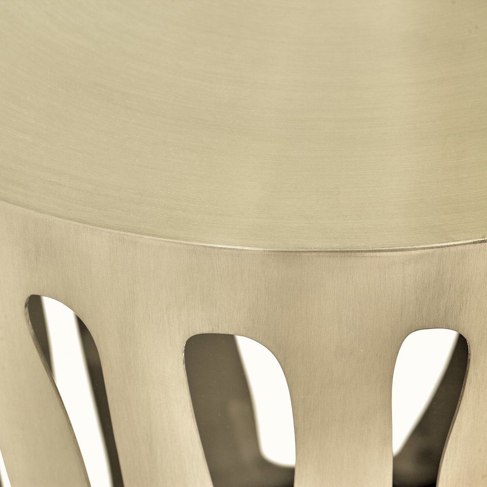 La Rachelle Round Dining Table - Chardonnay. Picture 3