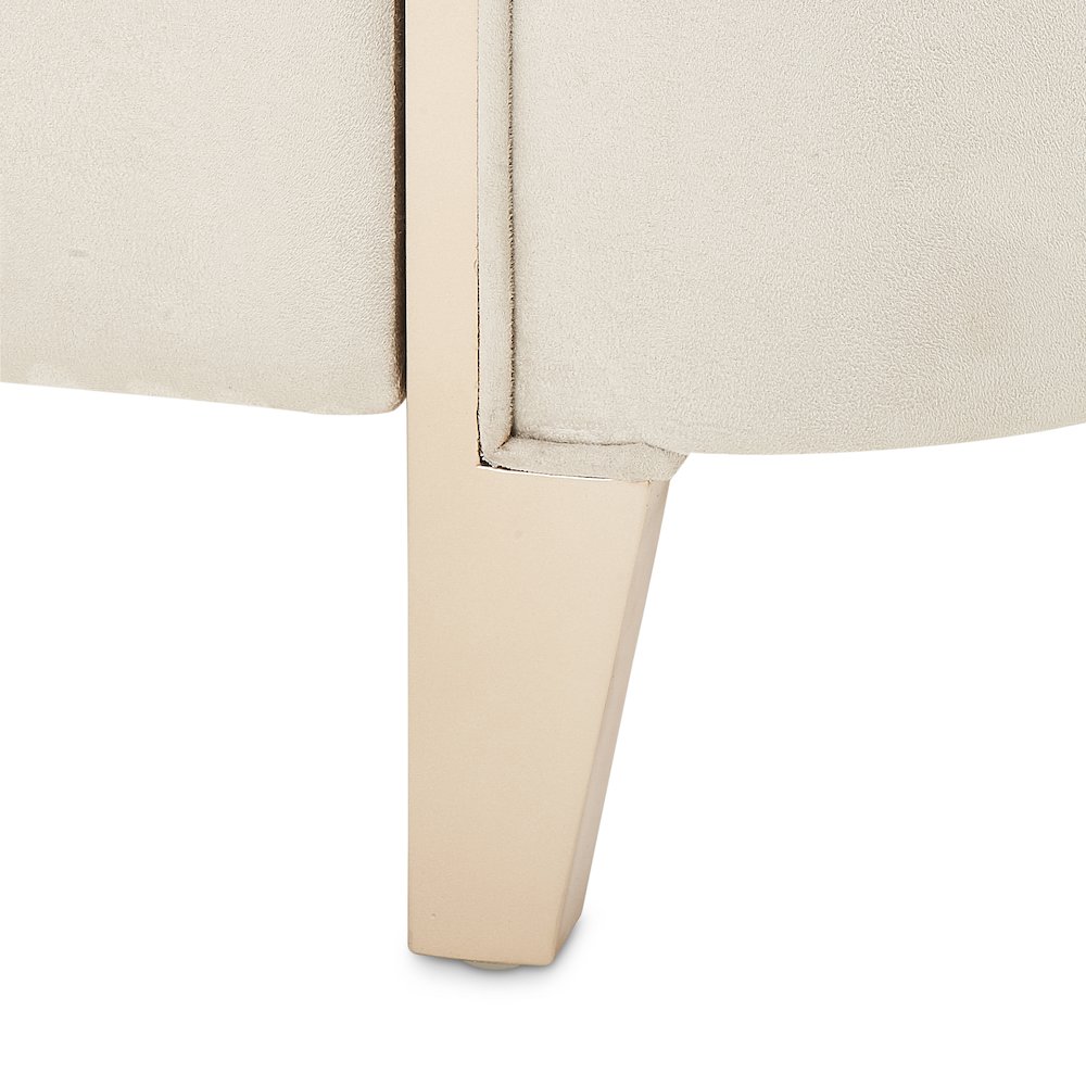 Malibu Crest Cal. King Curved Panel Bed - Chardonnay. Picture 6