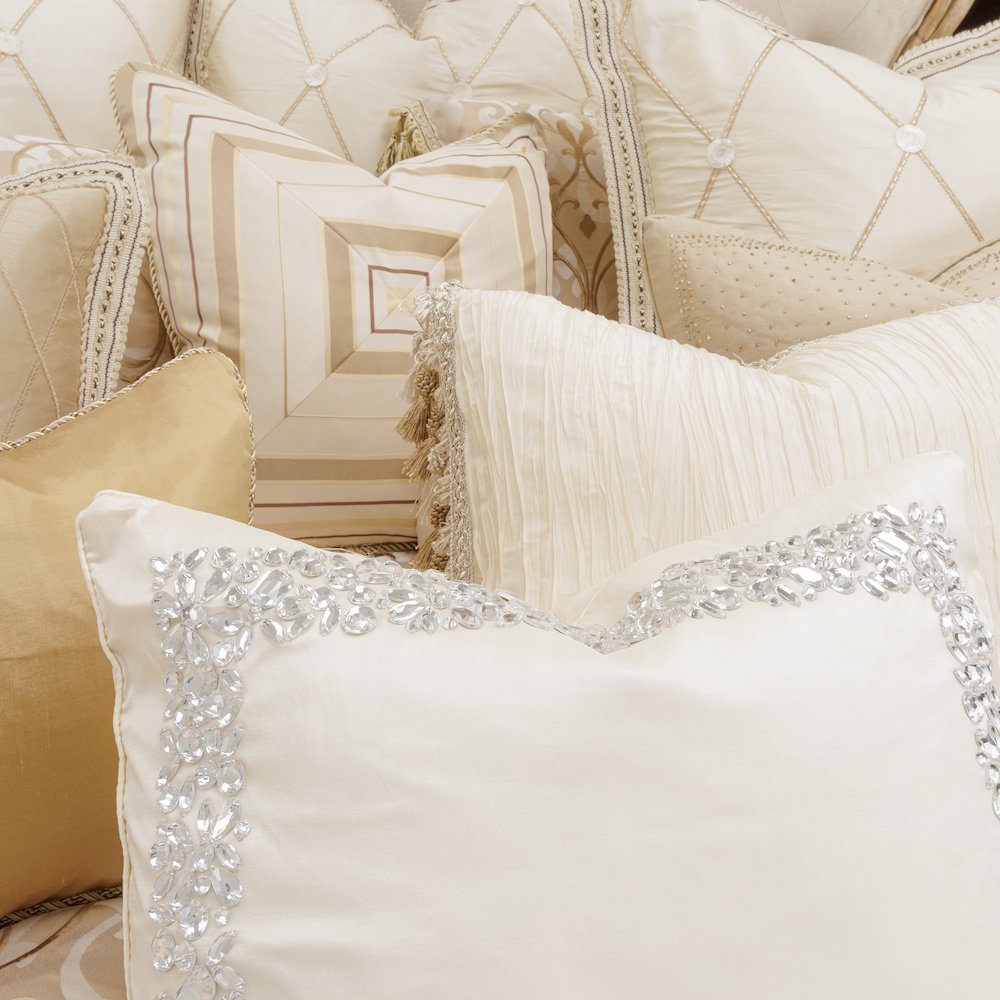 Luxembourg 13-Piece King Comforter Set - Crème. Picture 5
