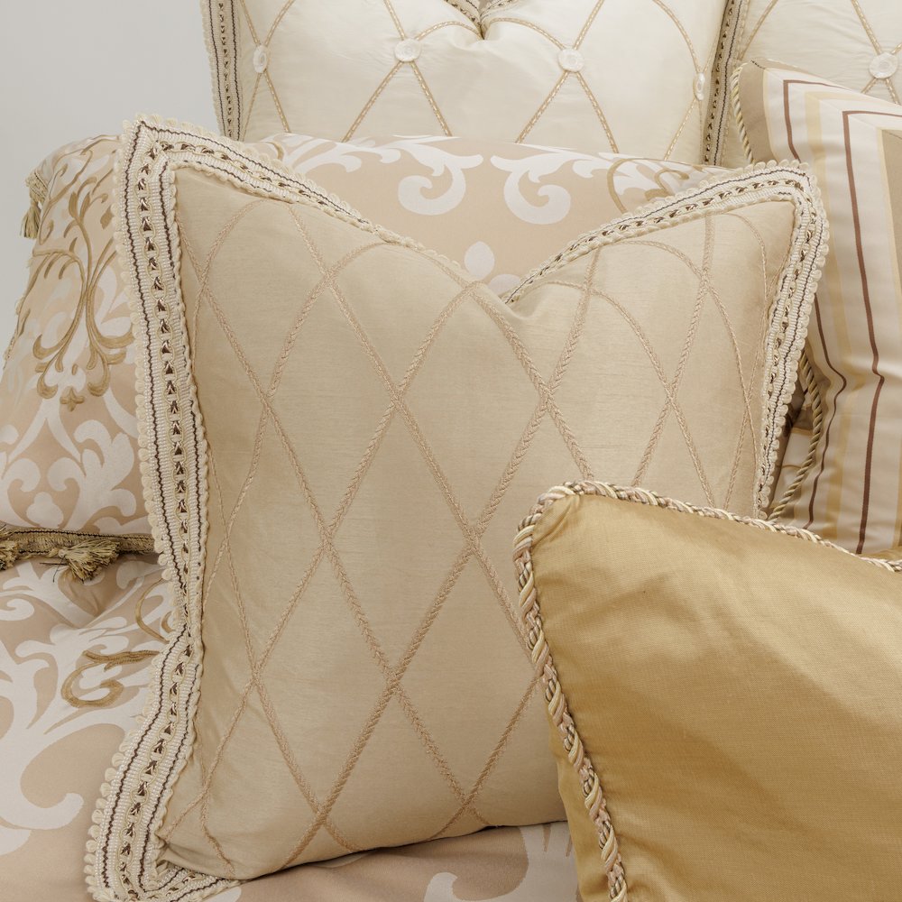 Luxembourg 13-Piece King Comforter Set - Crème. Picture 6