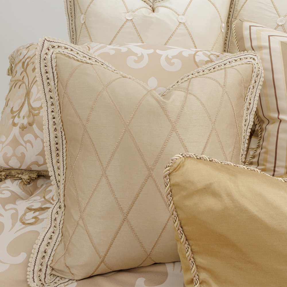 Luxembourg 13-Piece King Comforter Set - Crème. Picture 20