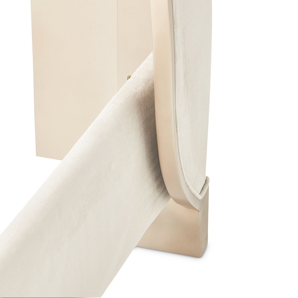 Malibu Crest Eastern King Curved Panel Bed - Chardonnay. Picture 5