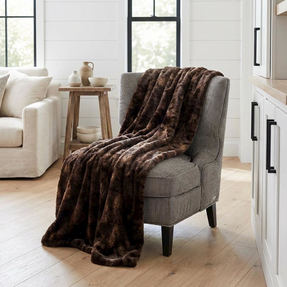 Bailey 56"x72" Faux-Fur Throw - Dark Brown. Picture 2
