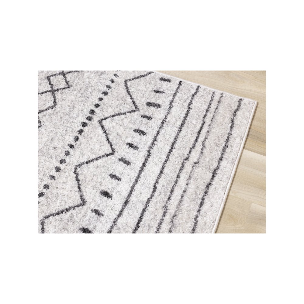 Lumos Grey White Tribal Patterned Rug, 5'3" x 7'7". Picture 4