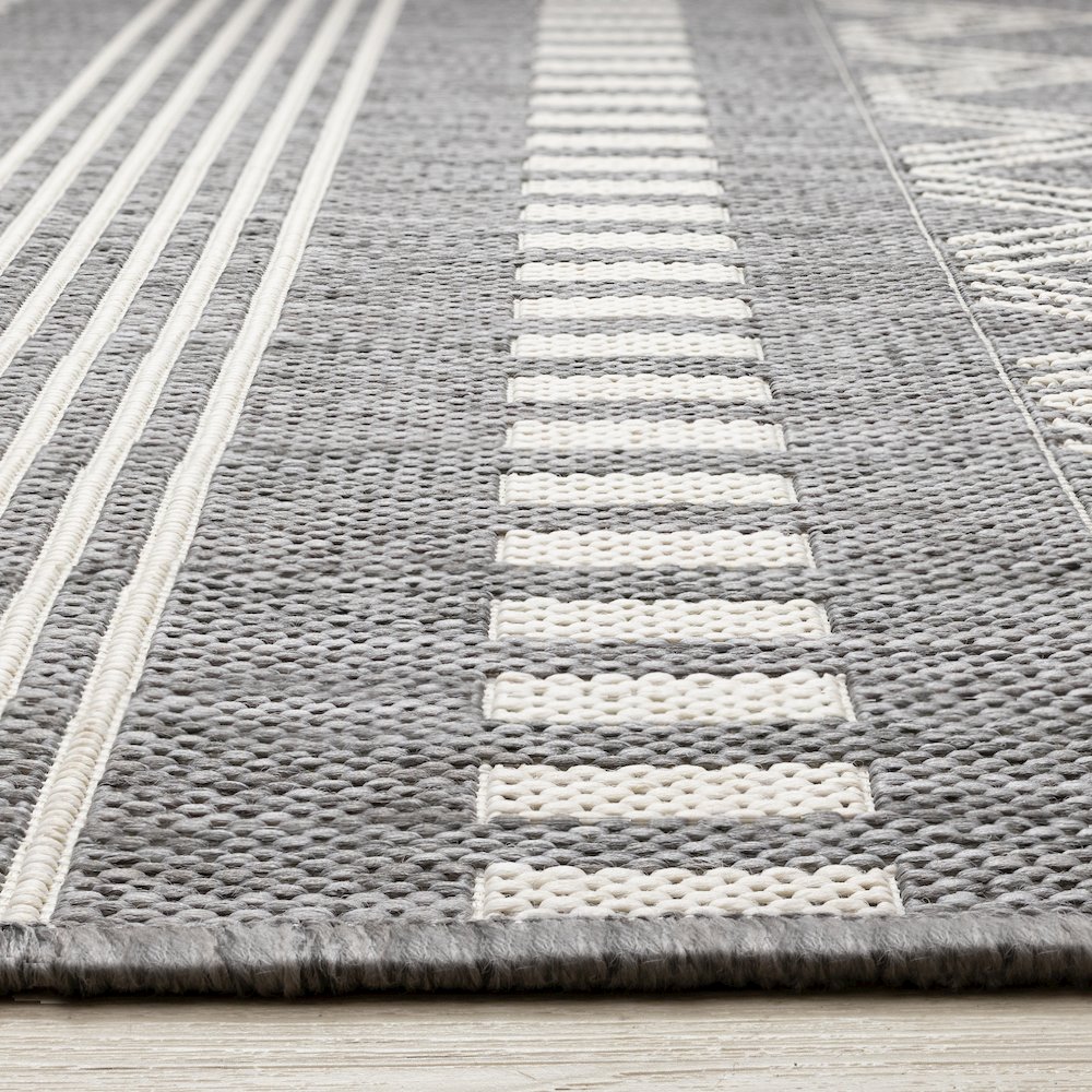 Jewel Grey White Southwest Indoor/Outdoor Area Rug, 5'3" x 7'7". Picture 5