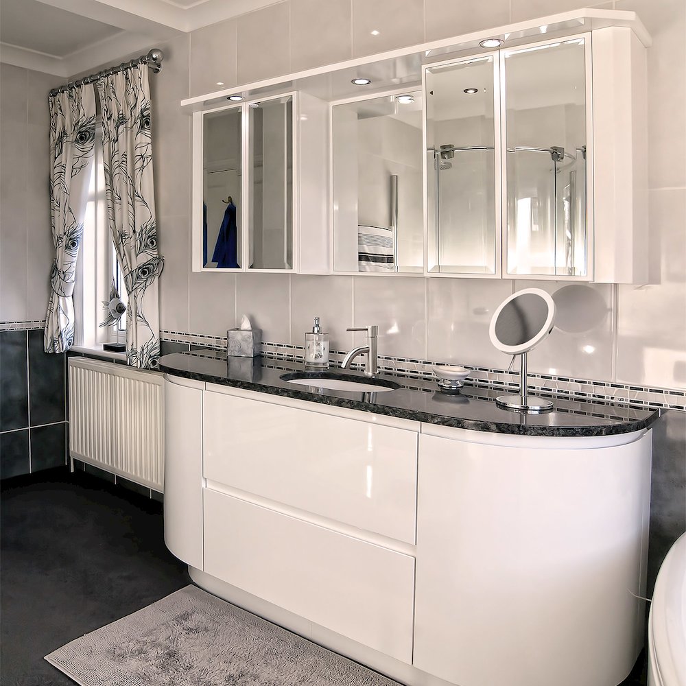 Round Freestanding Led 5X Magnified Mirror. Picture 3