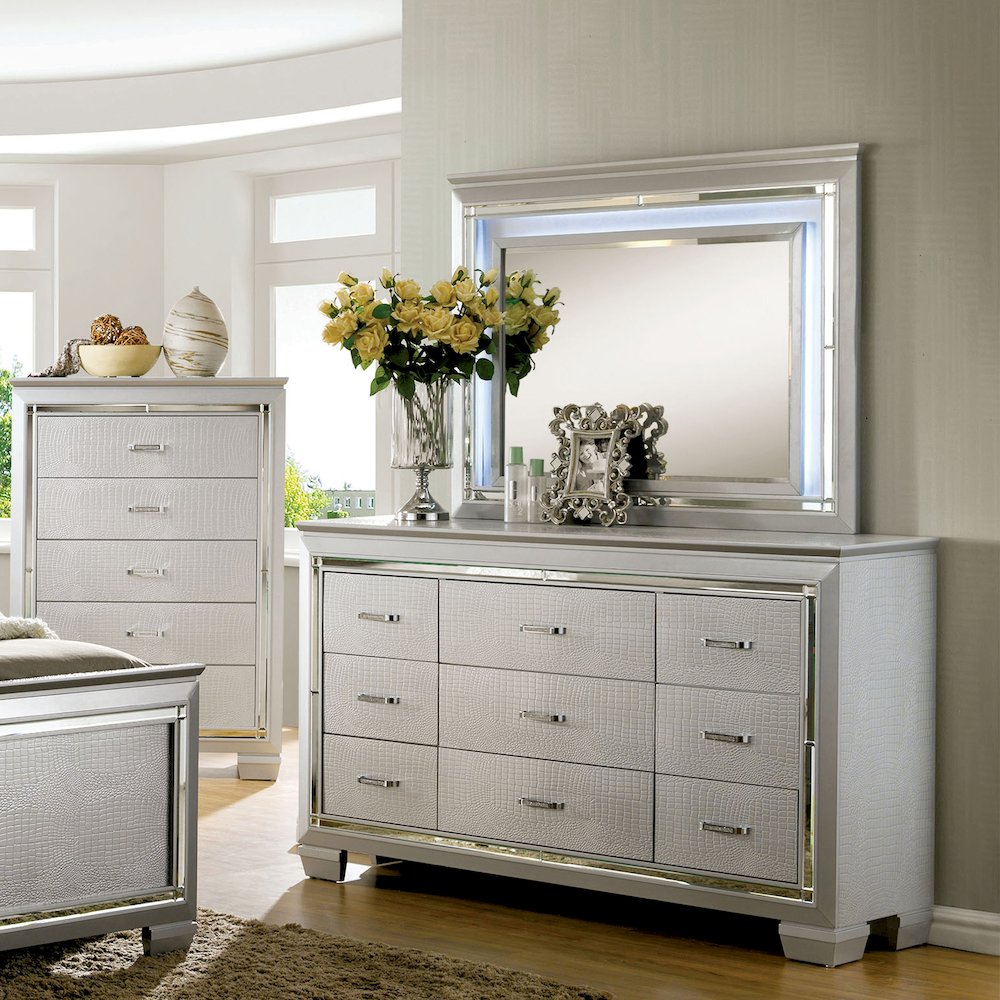 Rachel 2-Piece 9-Drawer Dresser and Mirror Set in Silver. Picture 3